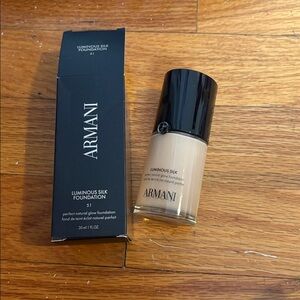 Luminous silk foundation